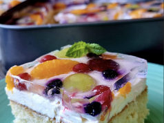 Ovocná kostka s krémem z mascarpone, ovocem a želatinou Ovocná kostka s krémem z mascarpone, ovocem a želatinou