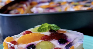 Ovocná kostka s krémem z mascarpone, ovocem a želatinou Ovocná kostka s krémem z mascarpone, ovocem a želatinou