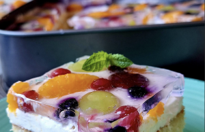 Ovocná kostka s krémem z mascarpone, ovocem a želatinou Ovocná kostka s krémem z mascarpone, ovocem a želatinou