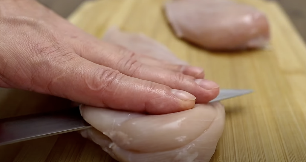 Křupavé kuřecí rolky plněné mozzarellou a rajčaty - snadná příprava a dokonalá chuť