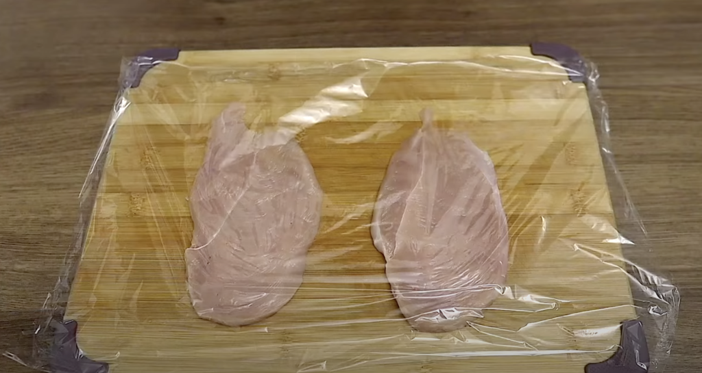 Křupavé kuřecí rolky plněné mozzarellou a rajčaty - snadná příprava a dokonalá chuť