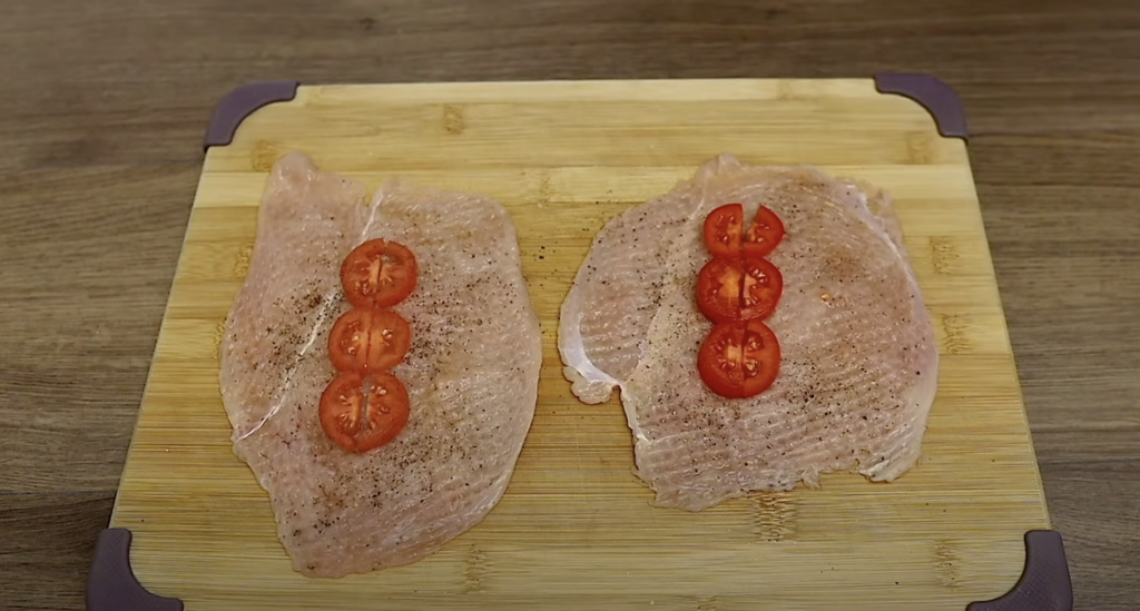 Křupavé kuřecí rolky plněné mozzarellou a rajčaty - snadná příprava a dokonalá chuť