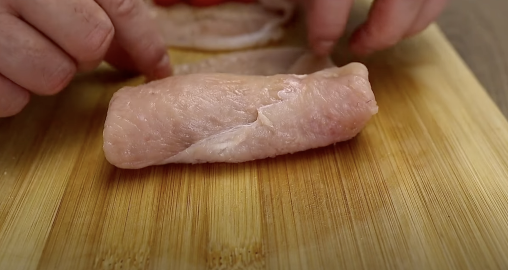 Křupavé kuřecí rolky plněné mozzarellou a rajčaty - snadná příprava a dokonalá chuť