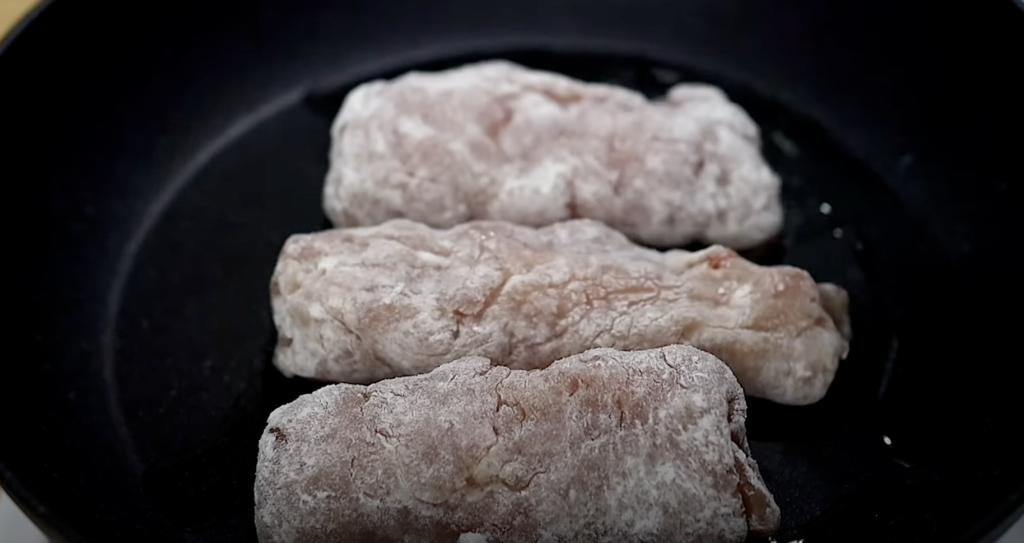 Křupavé kuřecí rolky plněné mozzarellou a rajčaty - snadná příprava a dokonalá chuť