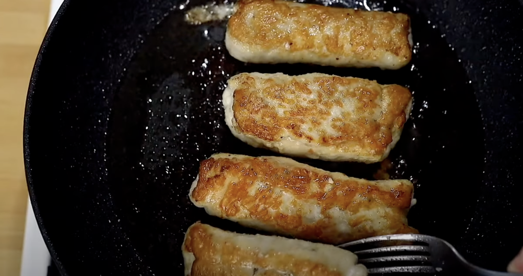 Křupavé kuřecí rolky plněné mozzarellou a rajčaty - snadná příprava a dokonalá chuť