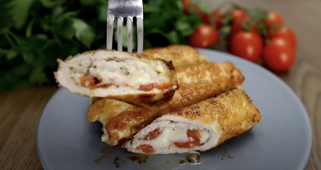 Křupavé kuřecí rolky plněné mozzarellou a rajčaty - snadná příprava a dokonalá chuť