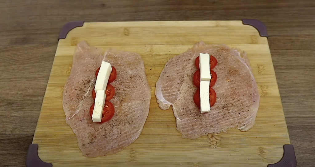 Křupavé kuřecí rolky plněné mozzarellou a rajčaty - snadná příprava a dokonalá chuť