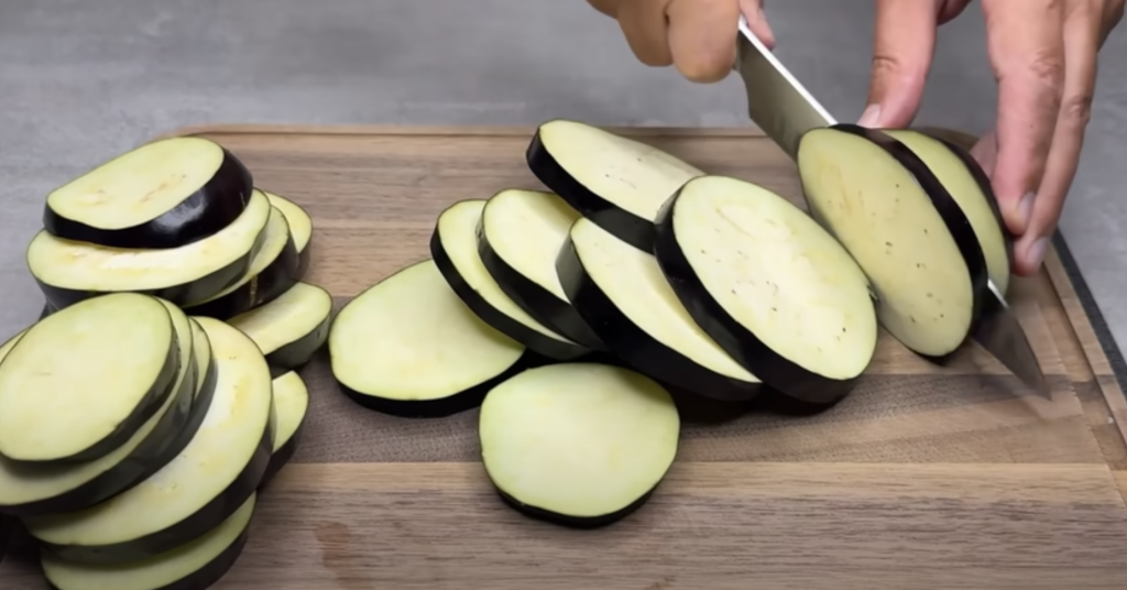 Slaný koláč z listového těsta s lilkem, karamelizovanou cibulí a uzeným sýrem