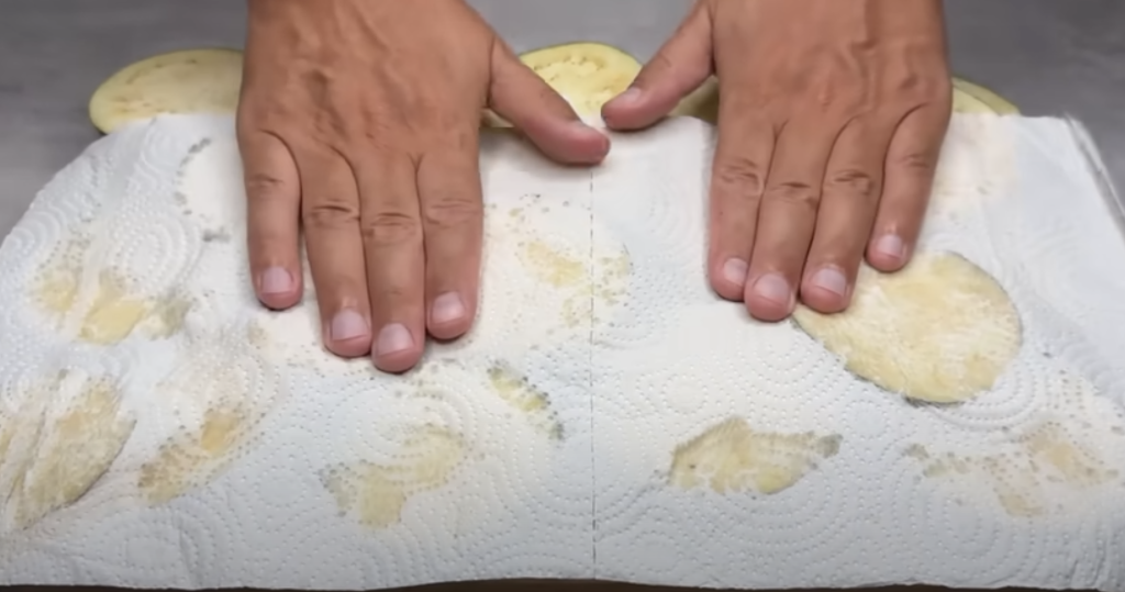 Slaný koláč z listového těsta s lilkem, karamelizovanou cibulí a uzeným sýrem