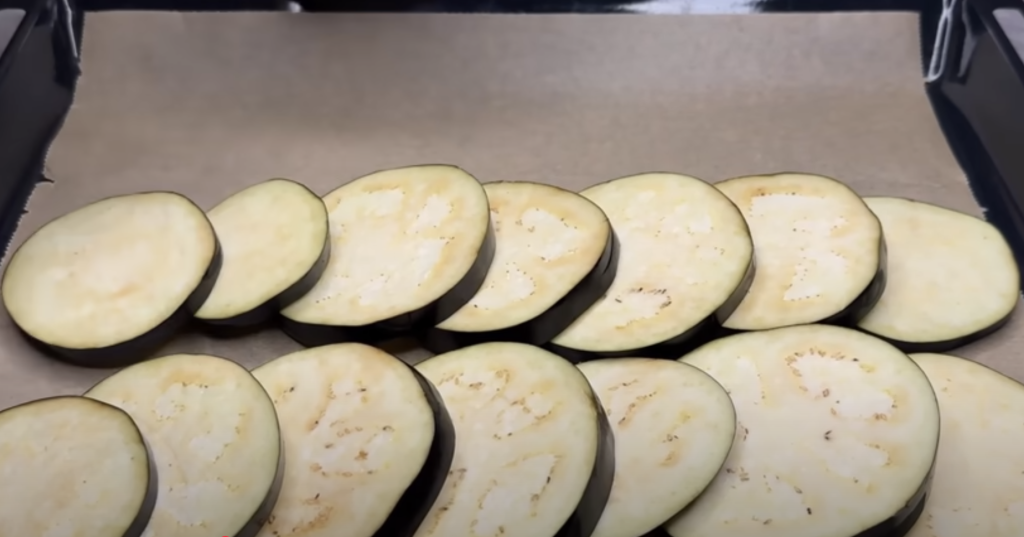 Slaný koláč z listového těsta s lilkem, karamelizovanou cibulí a uzeným sýrem