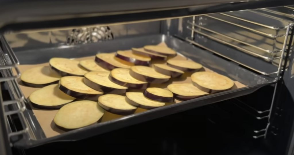 Slaný koláč z listového těsta s lilkem, karamelizovanou cibulí a uzeným sýrem