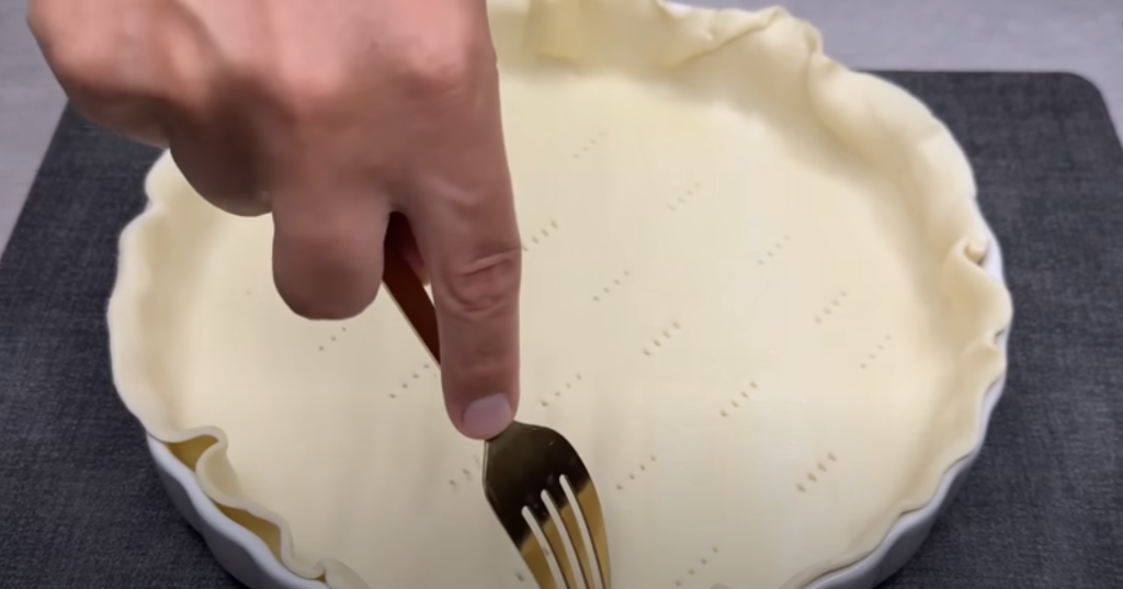 Slaný koláč z listového těsta s lilkem, karamelizovanou cibulí a uzeným sýrem