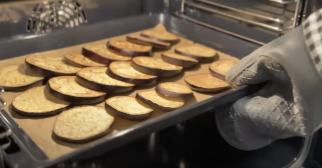 Slaný koláč z listového těsta s lilkem, karamelizovanou cibulí a uzeným sýrem