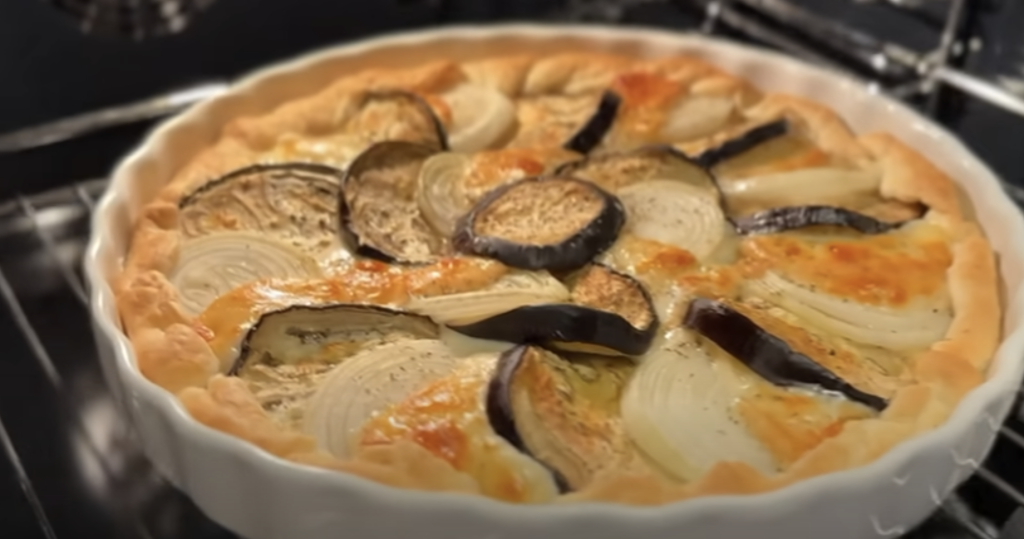 Slaný koláč z listového těsta s lilkem, karamelizovanou cibulí a uzeným sýrem