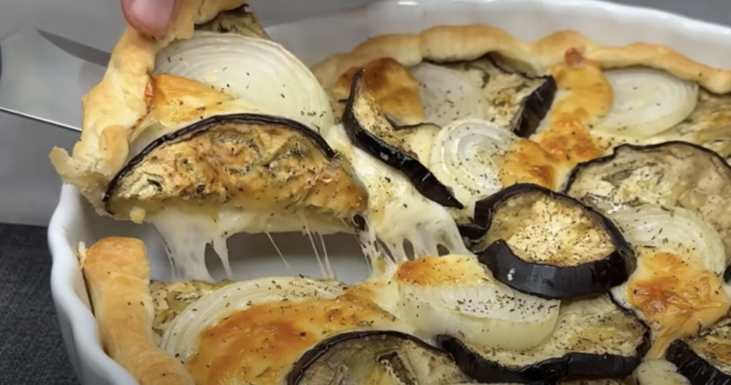 Slaný koláč z listového těsta s lilkem, karamelizovanou cibulí a uzeným sýrem