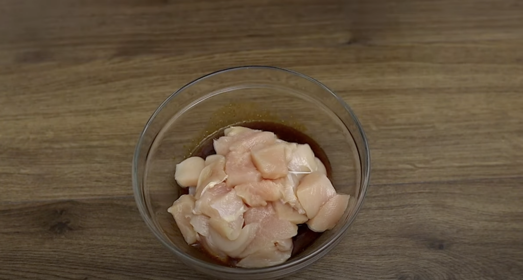 Rychlé kuřecí špízy s marinádou, cibulí a paprikou - jednoduchý a chutný recept, ideální pro rychlý oběd nebo lehkou večeři