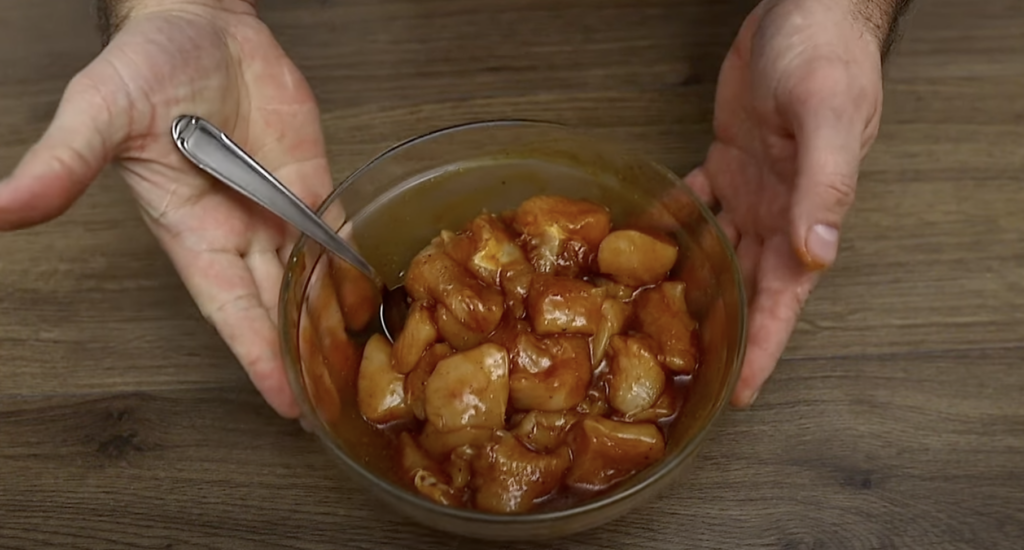 Rychlé kuřecí špízy s marinádou, cibulí a paprikou - jednoduchý a chutný recept, ideální pro rychlý oběd nebo lehkou večeři