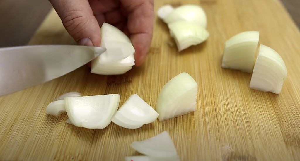 Rychlé kuřecí špízy s marinádou, cibulí a paprikou - jednoduchý a chutný recept, ideální pro rychlý oběd nebo lehkou večeři