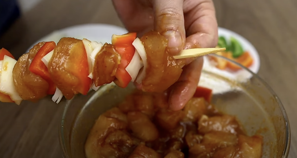 Rychlé kuřecí špízy s marinádou, cibulí a paprikou - jednoduchý a chutný recept, ideální pro rychlý oběd nebo lehkou večeři