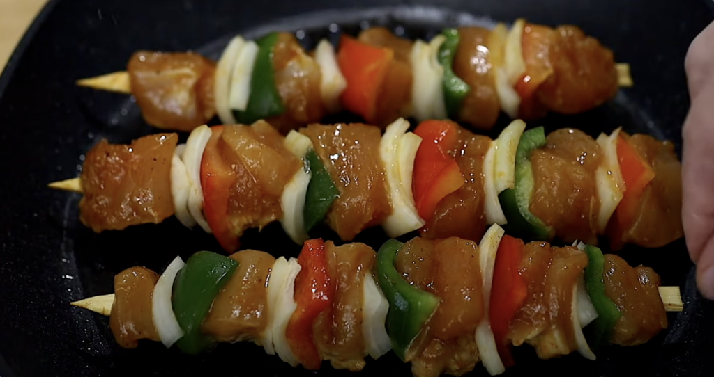 Rychlé kuřecí špízy s marinádou, cibulí a paprikou - jednoduchý a chutný recept, ideální pro rychlý oběd nebo lehkou večeři