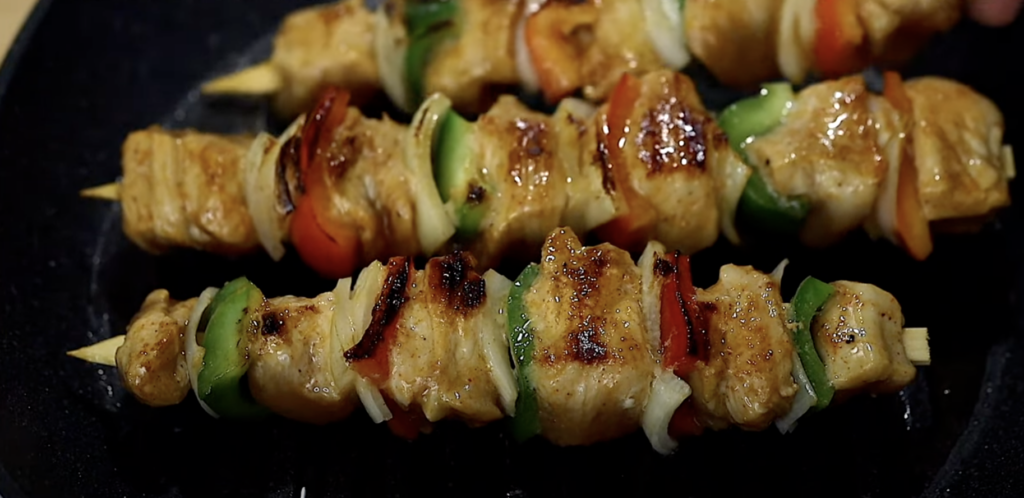 Rychlé kuřecí špízy s marinádou, cibulí a paprikou - jednoduchý a chutný recept, ideální pro rychlý oběd nebo lehkou večeři