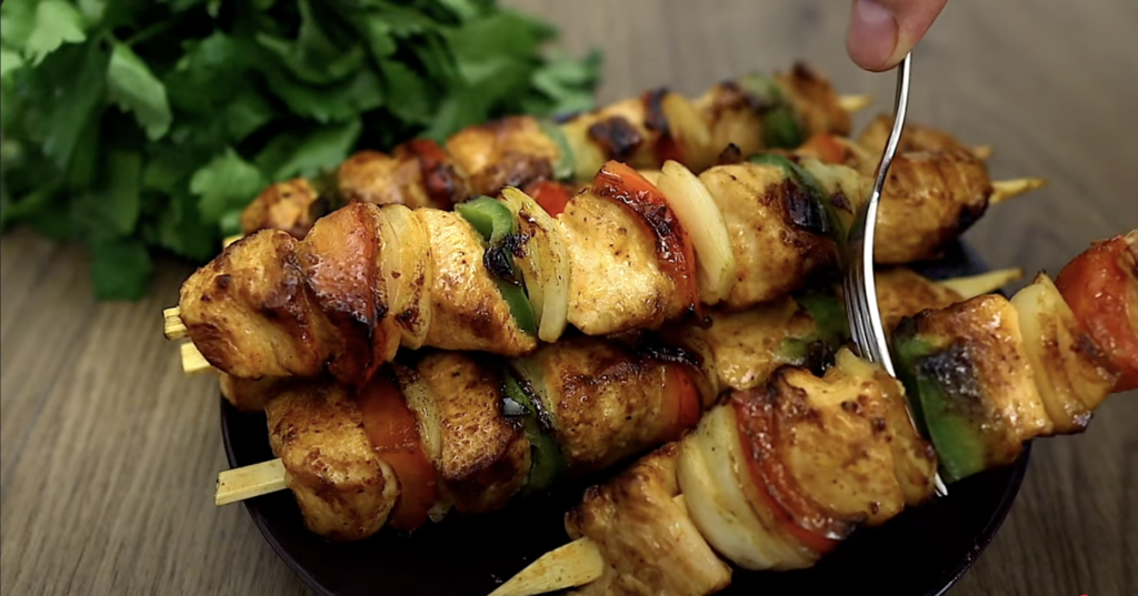 Rychlé kuřecí špízy s marinádou, cibulí a paprikou - jednoduchý a chutný recept, ideální pro rychlý oběd nebo lehkou večeři