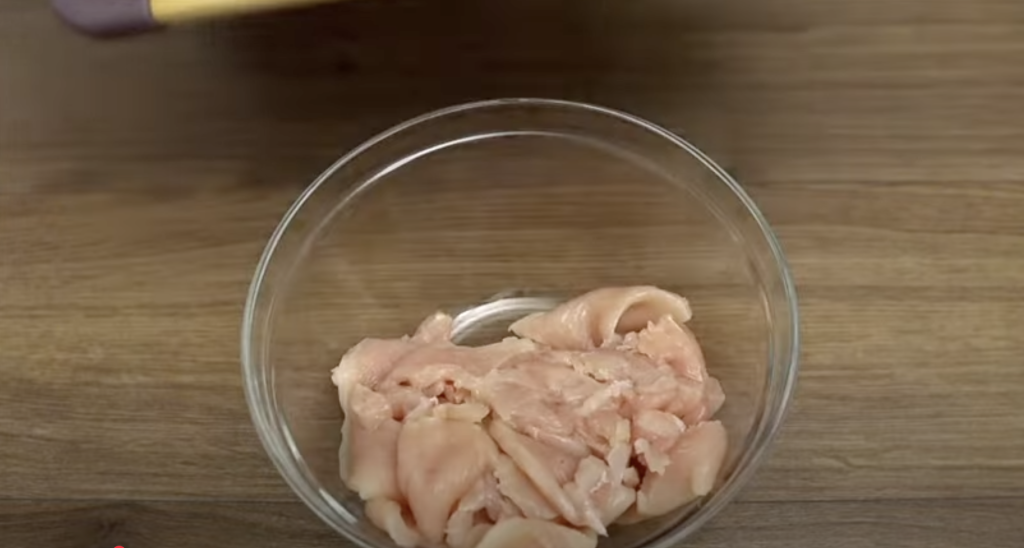 Zlatavé kuřecí špízy v jemné marinádě s bylinkami - ideální volba pro letní grilování, rychlý oběd nebo stylovou večeři