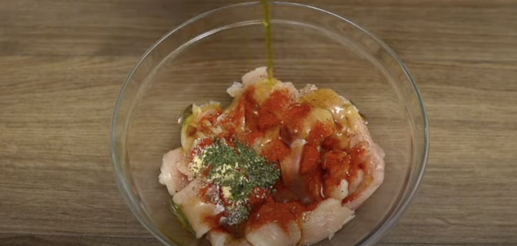 Zlatavé kuřecí špízy v jemné marinádě s bylinkami - ideální volba pro letní grilování, rychlý oběd nebo stylovou večeři