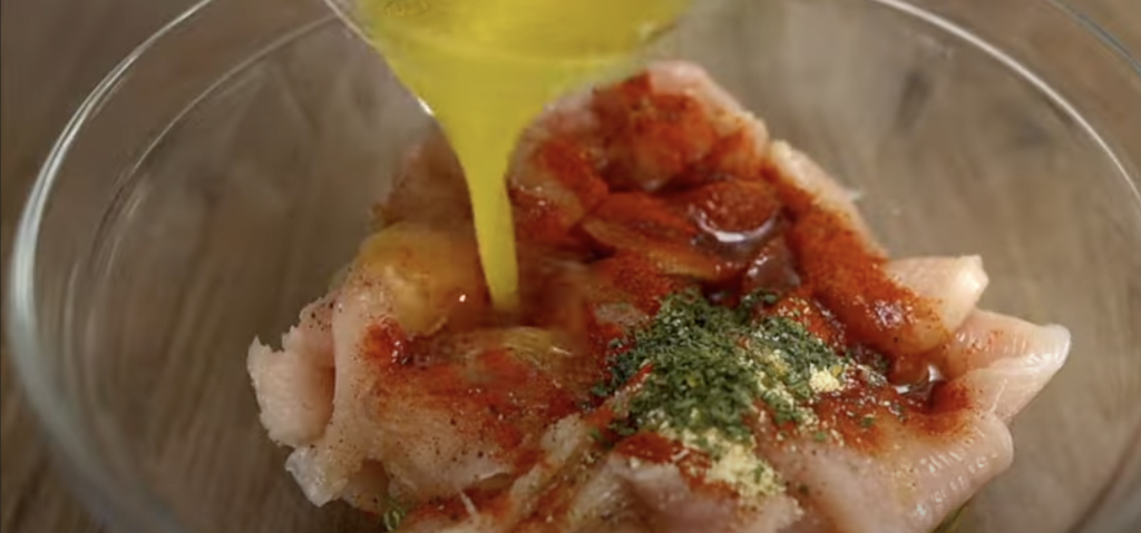 Zlatavé kuřecí špízy v jemné marinádě s bylinkami - ideální volba pro letní grilování, rychlý oběd nebo stylovou večeři