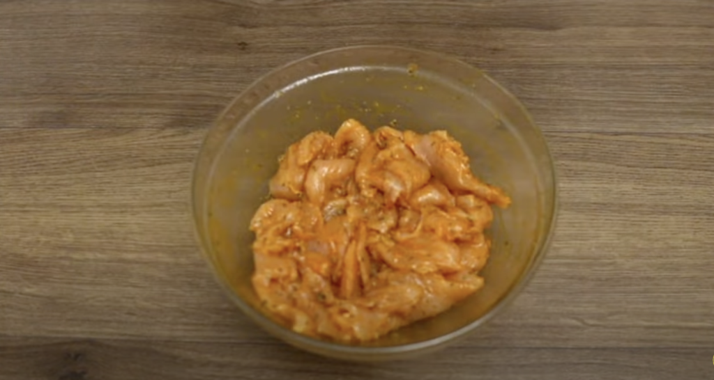 Zlatavé kuřecí špízy v jemné marinádě s bylinkami - ideální volba pro letní grilování, rychlý oběd nebo stylovou večeři