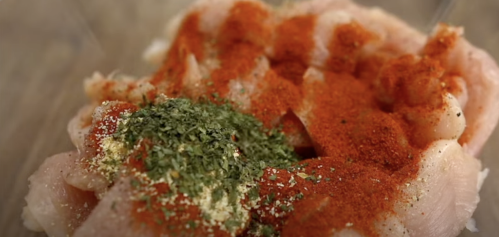 Zlatavé kuřecí špízy v jemné marinádě s bylinkami - ideální volba pro letní grilování, rychlý oběd nebo stylovou večeři