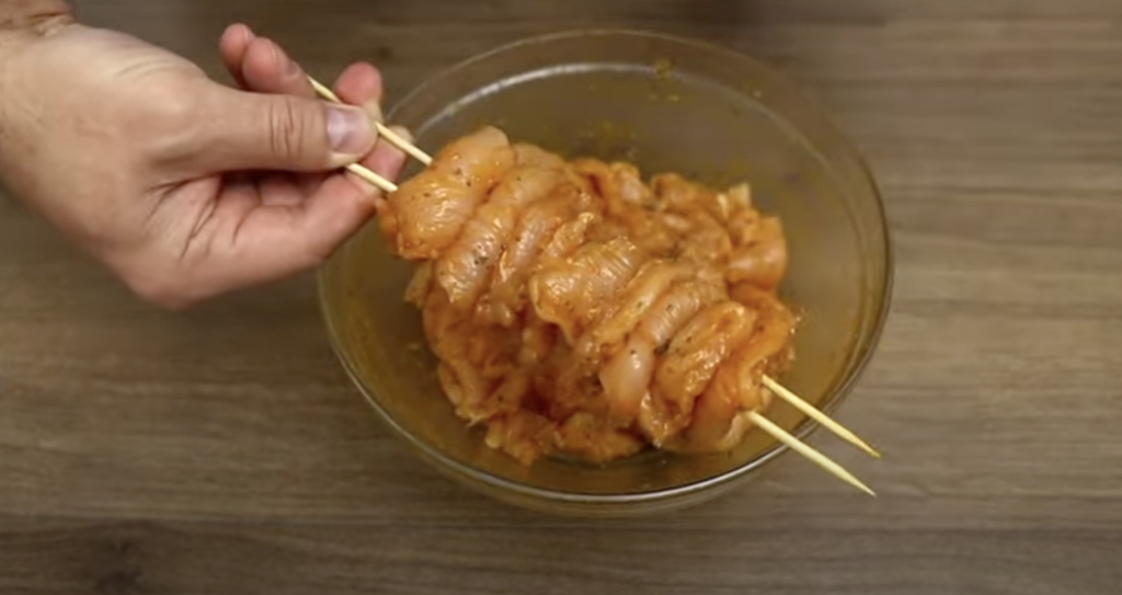 Zlatavé kuřecí špízy v jemné marinádě s bylinkami - ideální volba pro letní grilování, rychlý oběd nebo stylovou večeři