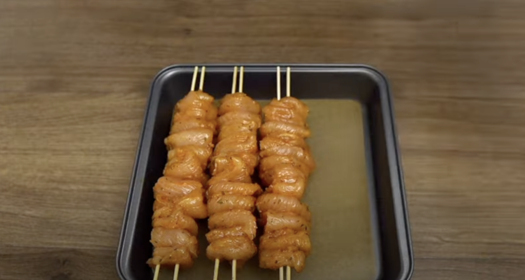 Zlatavé kuřecí špízy v jemné marinádě s bylinkami - ideální volba pro letní grilování, rychlý oběd nebo stylovou večeři