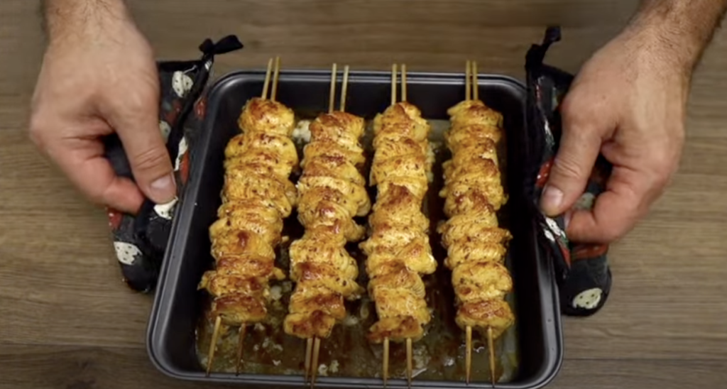 Zlatavé kuřecí špízy v jemné marinádě s bylinkami - ideální volba pro letní grilování, rychlý oběd nebo stylovou večeři