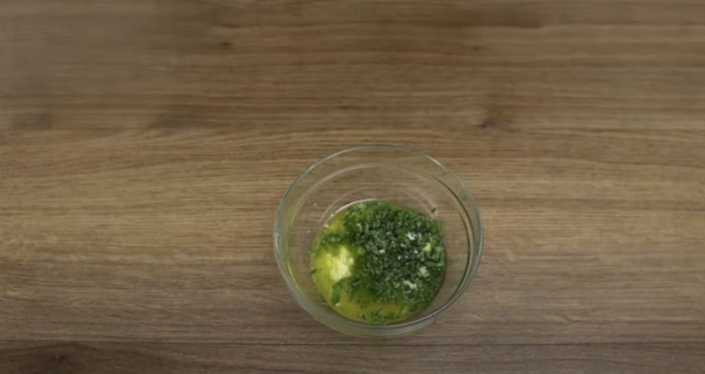 Zlatavé kuřecí špízy v jemné marinádě s bylinkami - ideální volba pro letní grilování, rychlý oběd nebo stylovou večeři