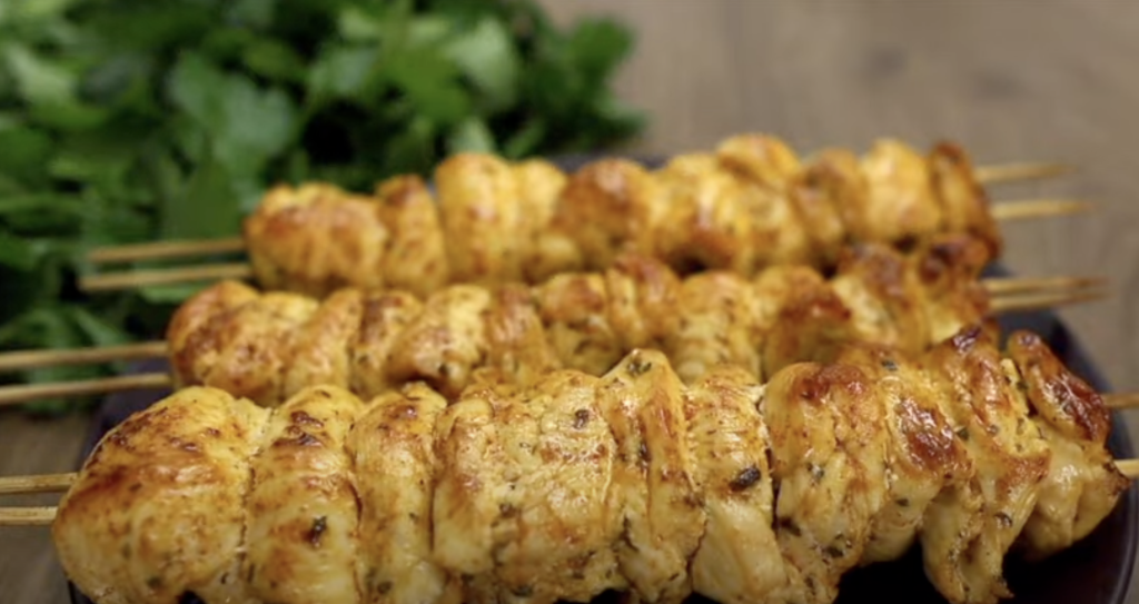 Zlatavé kuřecí špízy v jemné marinádě s bylinkami - ideální volba pro letní grilování, rychlý oběd nebo stylovou večeři
