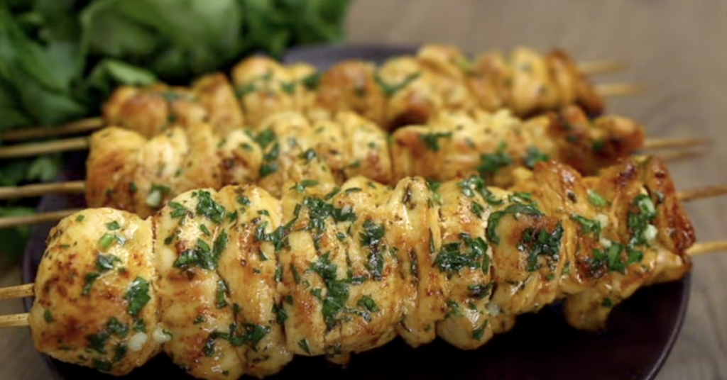 Zlatavé kuřecí špízy v jemné marinádě s bylinkami - ideální volba pro letní grilování, rychlý oběd nebo stylovou večeři