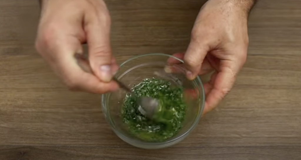 Zlatavé kuřecí špízy v jemné marinádě s bylinkami - ideální volba pro letní grilování, rychlý oběd nebo stylovou večeři