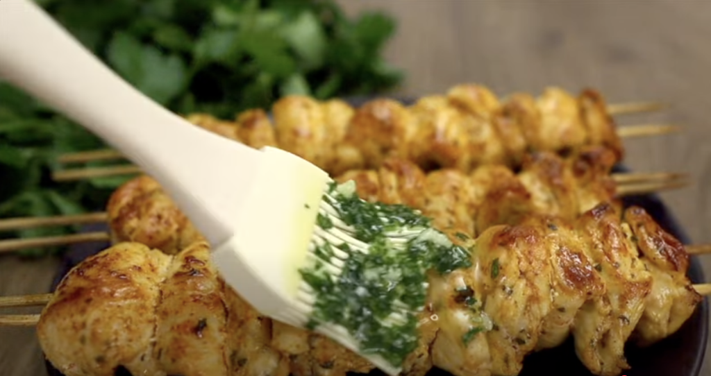 Zlatavé kuřecí špízy v jemné marinádě s bylinkami - ideální volba pro letní grilování, rychlý oběd nebo stylovou večeři