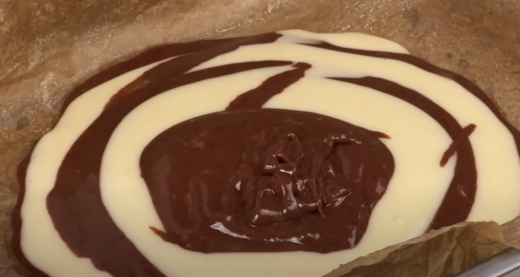 Dvoubarevný mramorový koláč s jahodami a tvarohovou náplní