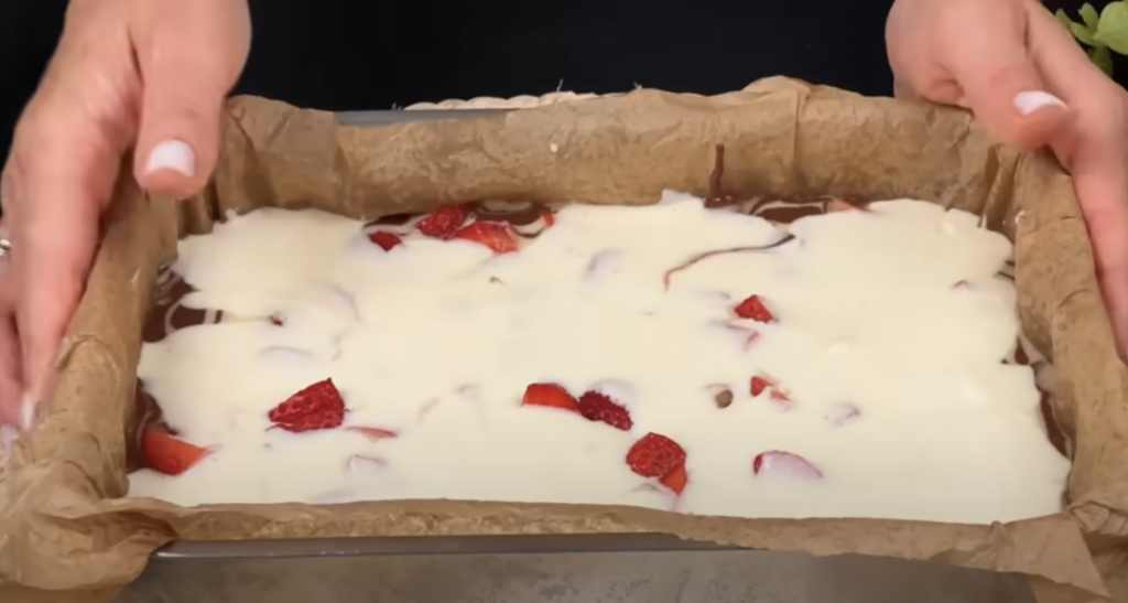 Dvoubarevný mramorový koláč s jahodami a tvarohovou náplní