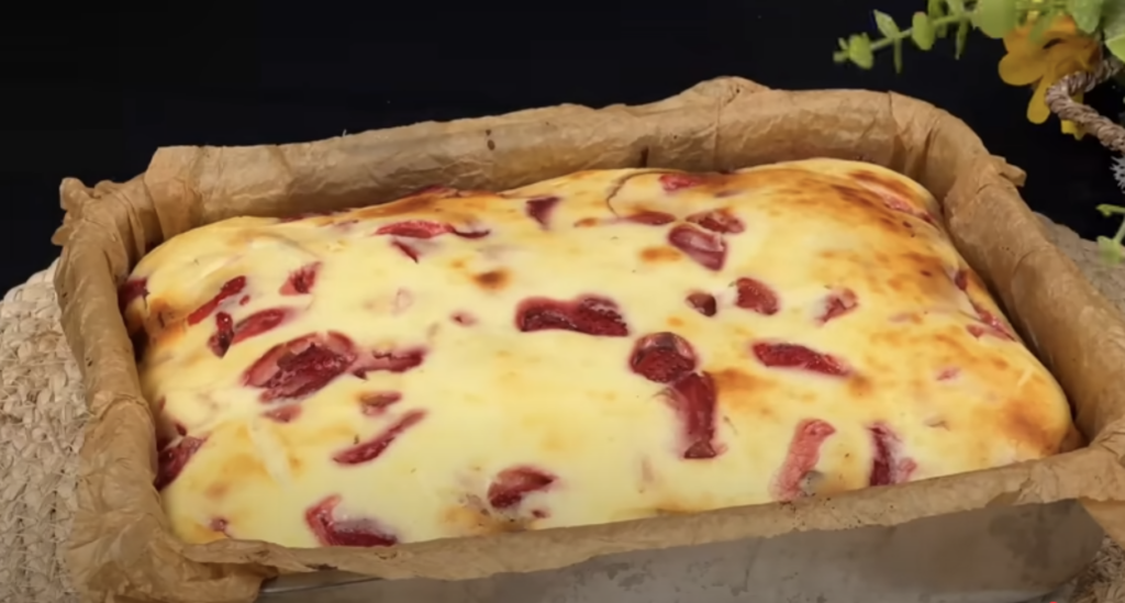Dvoubarevný mramorový koláč s jahodami a tvarohovou náplní