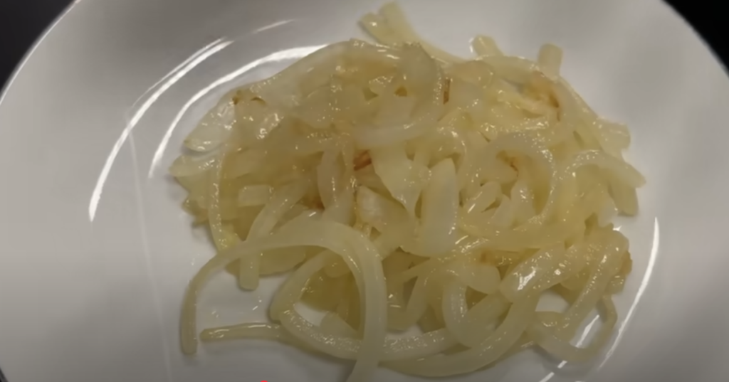 Zlatavá křupavá bramborová placka se sýrem a opečenou cibulkou - snadná večeře z jedné pánve, hotová během chvilky!