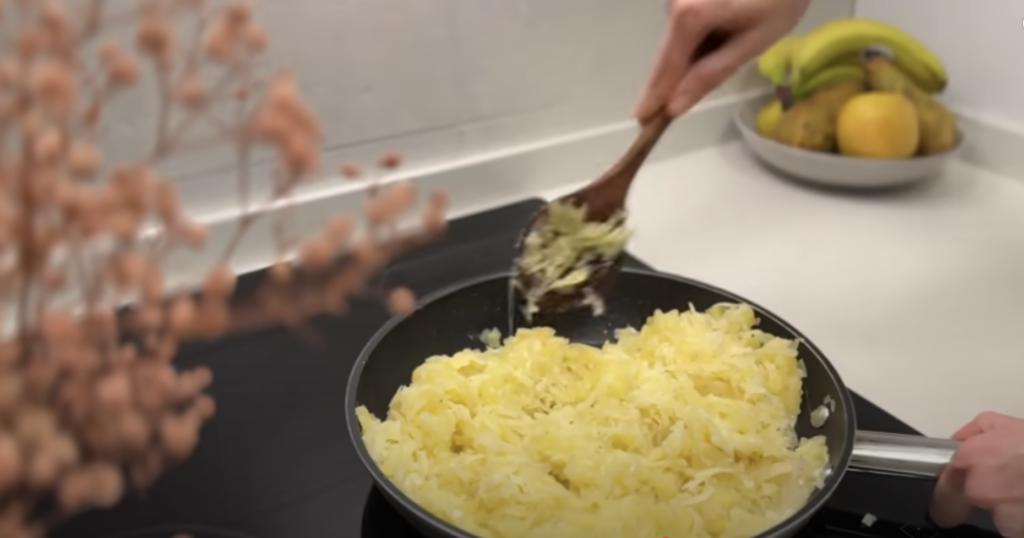 Zlatavá křupavá bramborová placka se sýrem a opečenou cibulkou - snadná večeře z jedné pánve, hotová během chvilky!