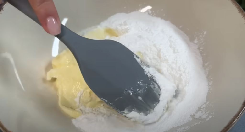 Tartalete cu unt, fructe, cremă de sufleu și decor de ciocolată