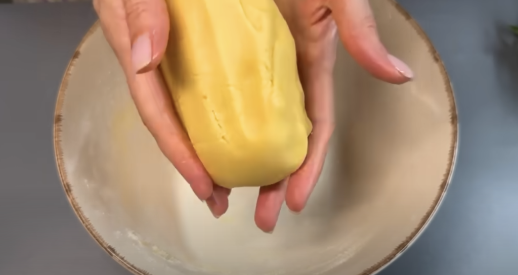 Tartalete cu unt, fructe, cremă de sufleu și decor de ciocolată