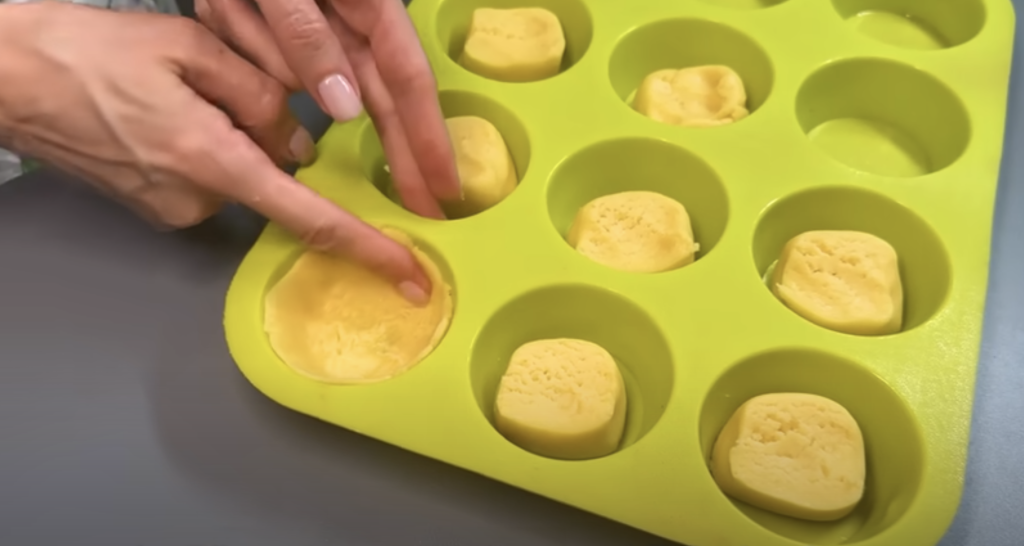 Tartalete cu unt, fructe, cremă de sufleu și decor de ciocolată