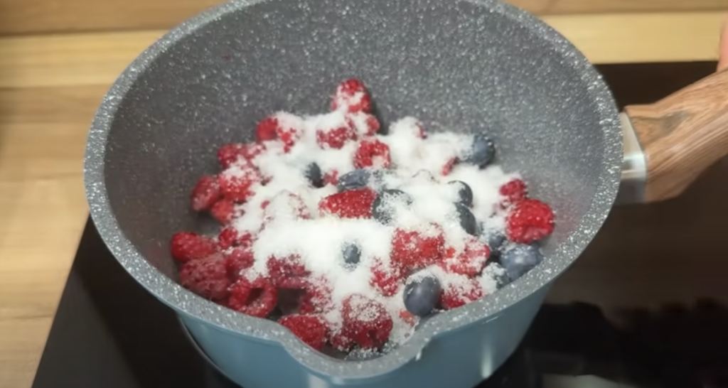 Tartalete cu unt, fructe, cremă de sufleu și decor de ciocolată