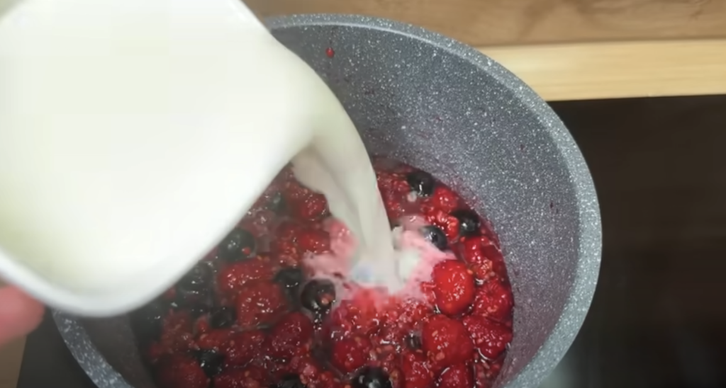 Tartalete cu unt, fructe, cremă de sufleu și decor de ciocolată