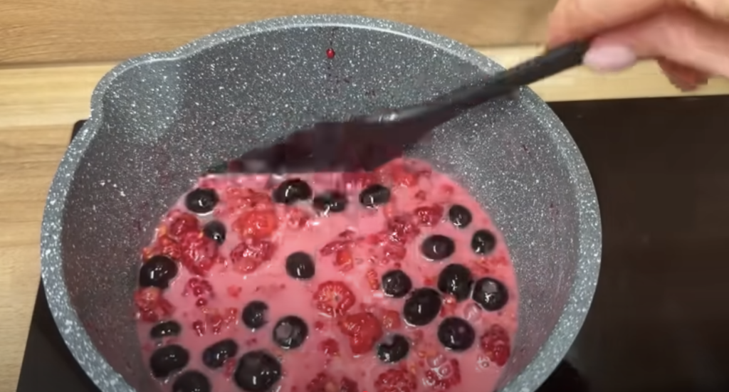 Tartalete cu unt, fructe, cremă de sufleu și decor de ciocolată